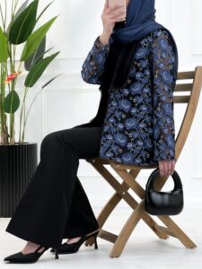 عکس یک مانتو گیپور زنانه با یقه مخمل آرشال، طراحی گل‌های برجسته و مرواریددوزی ظریف، مناسب برای استایل‌های رسمی و روزمره