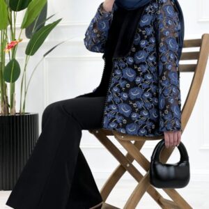 عکس یک مانتو گیپور زنانه با یقه مخمل آرشال، طراحی گل‌های برجسته و مرواریددوزی ظریف، مناسب برای استایل‌های رسمی و روزمره