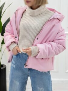 کاپشن آیلار زنانه و دخترانه با زیپ و دکمه کاربردی، آستر‌دار، دارای کلاه متصل و دو جیب، در رنگ‌های متنوع و مناسب استایل زمستانی.