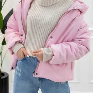 کاپشن آیلار زنانه و دخترانه با زیپ و دکمه کاربردی، آستر‌دار، دارای کلاه متصل و دو جیب، در رنگ‌های متنوع و مناسب استایل زمستانی.