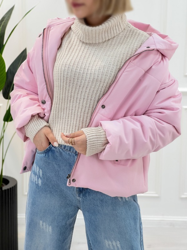 کاپشن آیلار زنانه و دخترانه با زیپ و دکمه کاربردی، آستر‌دار، دارای کلاه متصل و دو جیب، در رنگ‌های متنوع و مناسب استایل زمستانی.